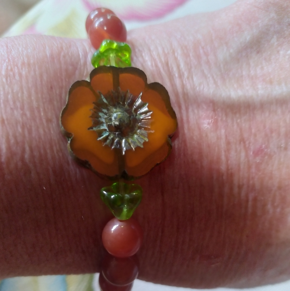 Beautiful Natural 8" Carnelian Flower 🌼 Bracelet 🙂 Magnetic Closure!✨️